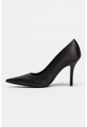 Pantofi cu varf ascutit si toc stiletto - Negru
