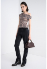 Tricou cu animal print si decolteu pe un umar - Maro inchis/Negru