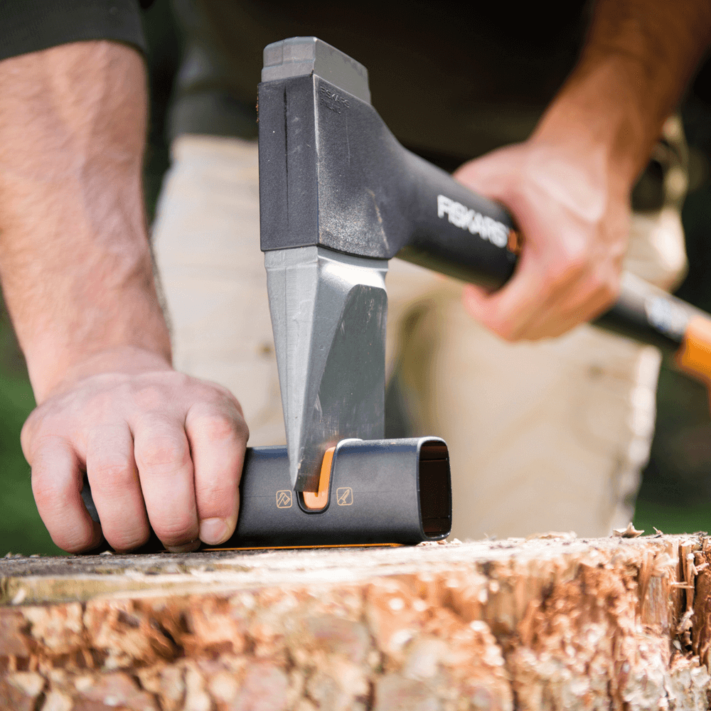 Oferte la Dispozitiv de ascutit topoare si cutite Fiskars XsharpTM, ceramica, negru