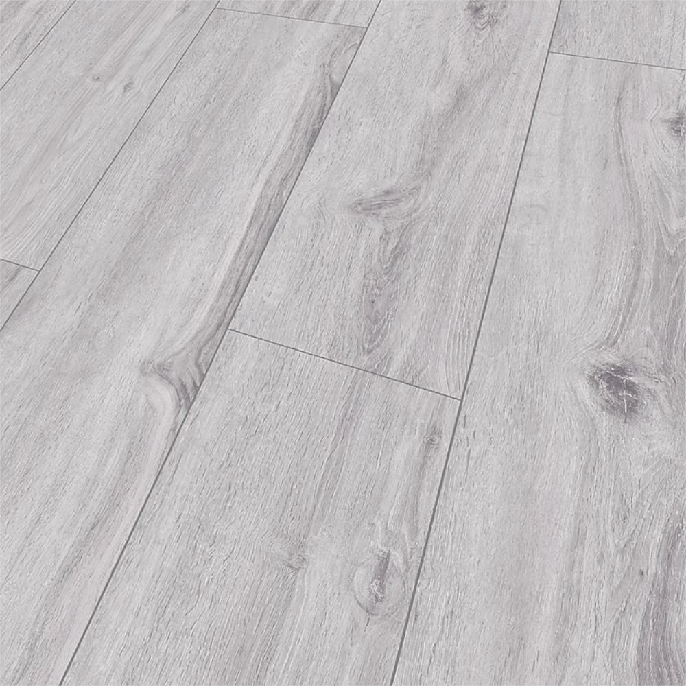 Oferte la Parchet laminat 8 mm Falquon Wood Arctic Gri Q1026, nuanta deschisa, aspect lucios, gri deschis, clasa de trafic 32, click, 1220 x 193 mm