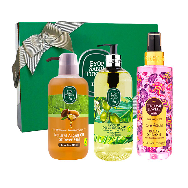 Oferte la Set Cadou Eyup Sabri Tuncer, Gel De Duș Cu Ulei De Argan Natural 600 ml + Săpun Lichid Ulei De Măsline Natural Ayvalik Olive Blossom 500 ml + Spray de Corp Love Kisses 250 ml