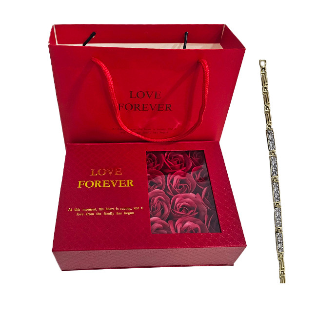 Oferte la Set cadou Cutie Love Forever rosu, trandafiri rosii din sapun si bratara fashion