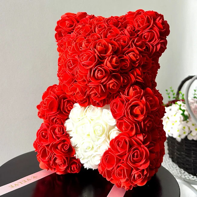 Oferte la Ursulet floral rosu cu inima alba decorat manual cu trandafiri spuma 40 cm (TIP PRODUS: Aranjament floral)
