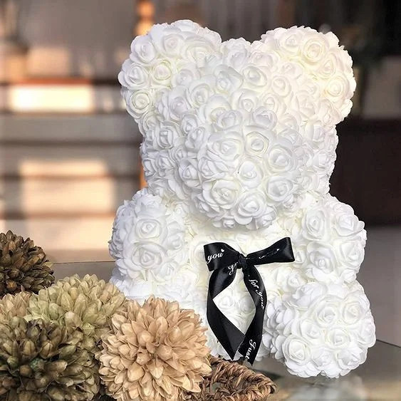 Oferte la Ursulet floral alb din trandafiri 40 cm, decorat manual, in cutie cadou (TIP PRODUS: Aranjament floral)