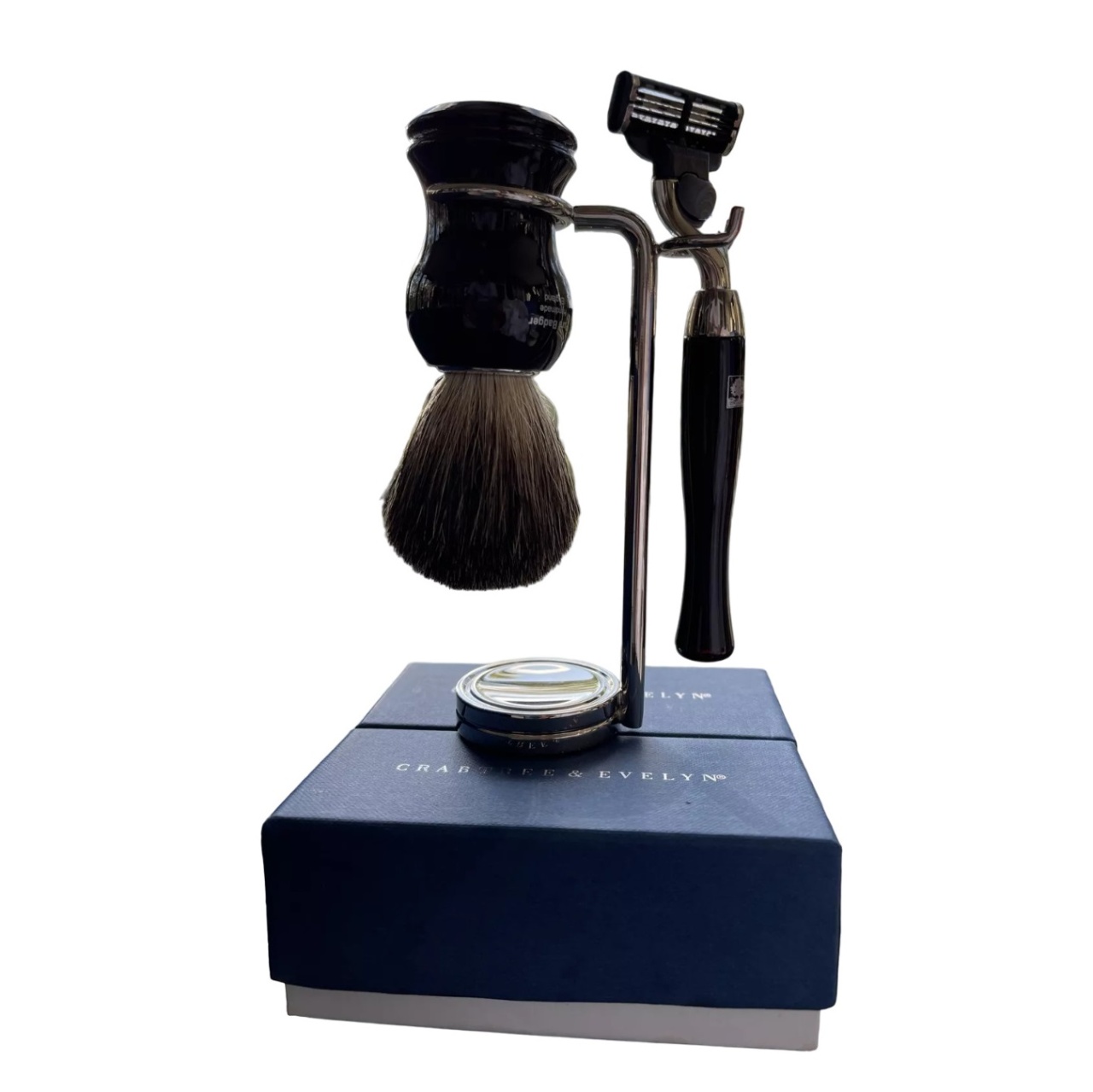 Oferte la Set de barbierit Crabtree & Evelyn: Aparat de ras cu 5 lame, negru + Pensula pentru ras facial