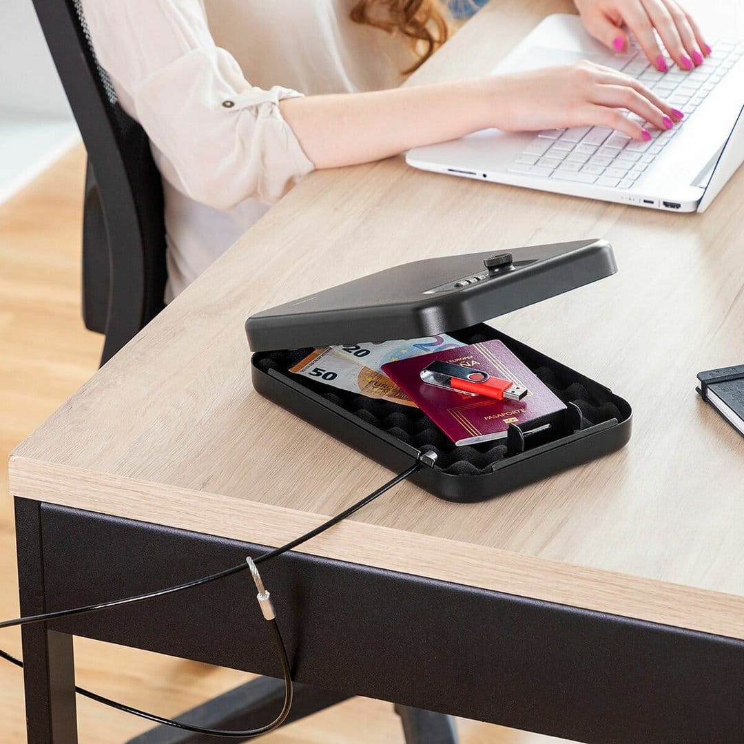 Seif Portabil cu Cod și Cablu de Siguranță