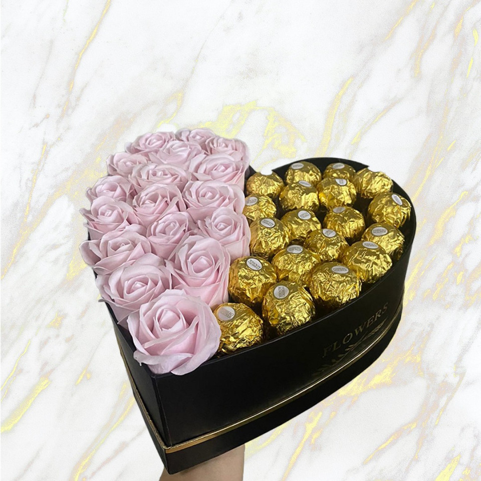 Oferte la Cadou pentru femei cutie inima neagra cu trandafiri de sapun si praline Ferrero Rocher, roz (TIP PRODUS: Aranjament floral)