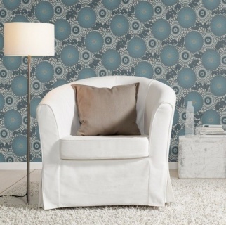 Oferte la Tapet cu model grafic floral modern in nuante de albastru si auriu pe fundal alb D759051E