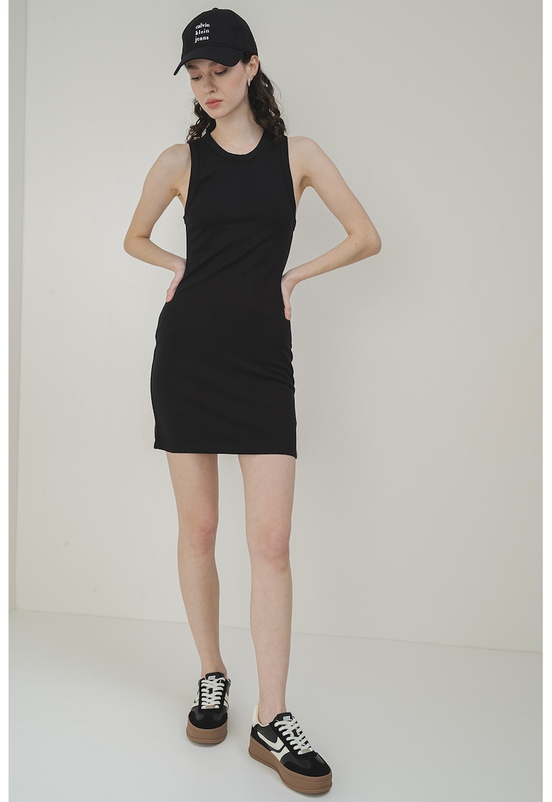 Oferte la Rochie mini cu decolteu la baza gatului