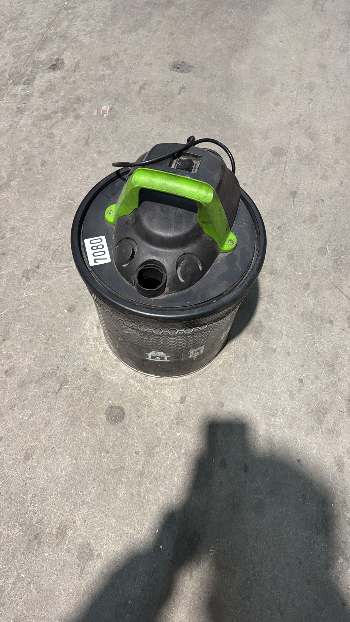 Oferte la PRODUS RECONDITIONAT CU DEFECTE ESTETICE DAR IN PERFECTA STARE DE FUNCTIONARE cod 7080 !!! Aspirator pentru cenusa Ribimex Cenerill 1000 W 18 l 220 V