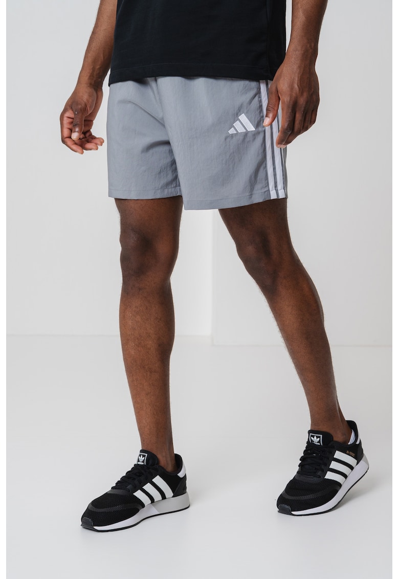 Oferte la Pantaloni scurti cu benzi laterale cu logo Chelsea - Alb/Gri