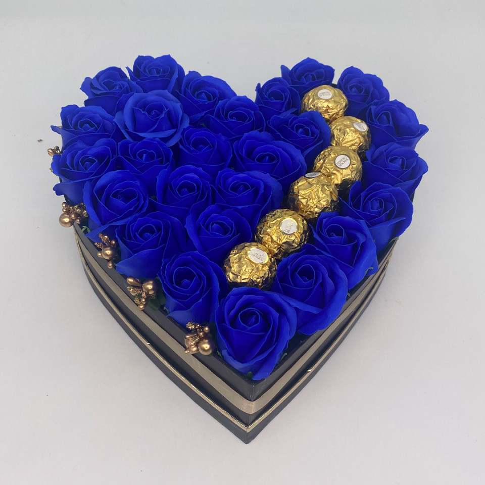Oferte la Aranjament floral Serenity Red, cutie inima cu trandafiri de sapun si bomboane Ferrero Rocher, albastru (TIP PRODUS: Aranjament floral)