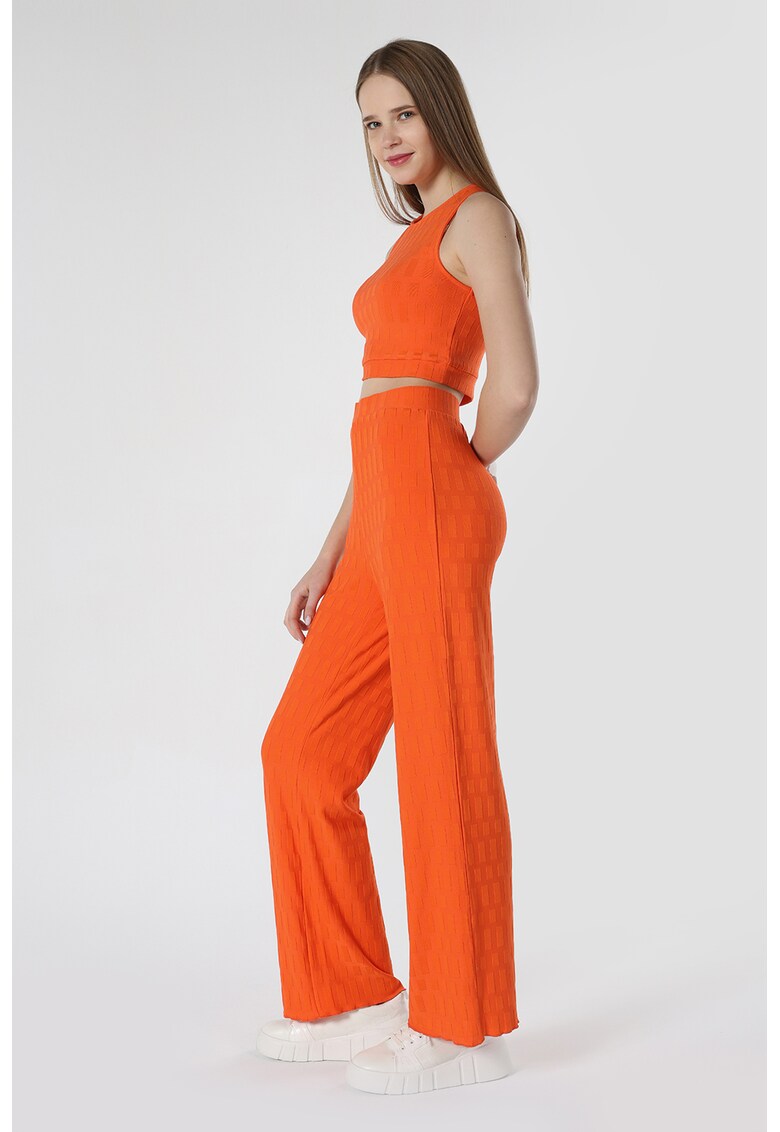 Oferte la Pantaloni cu talie inalta si aspect texturat