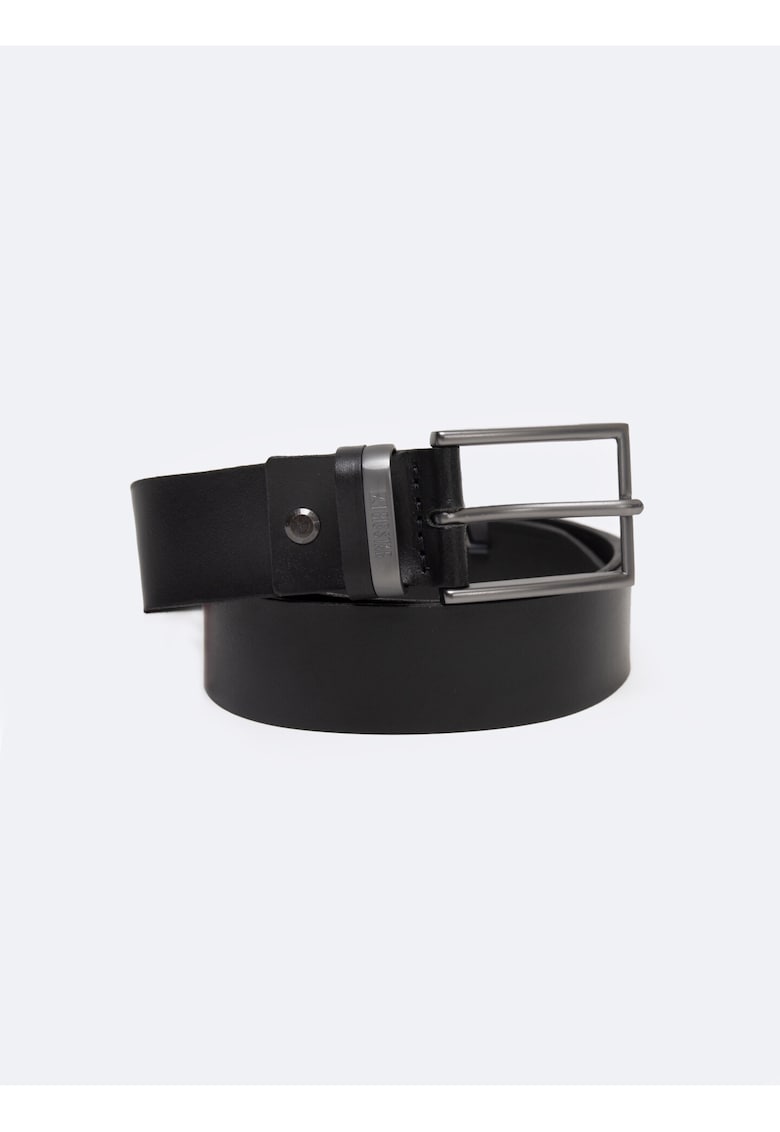 Oferte la Curea din piele cu o catarama patrata