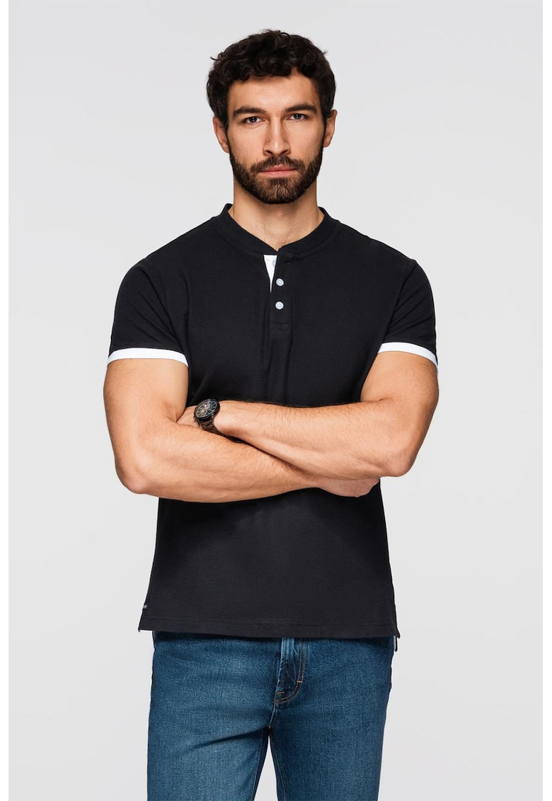 Oferte la Tricou de bumbac cu fenta cu nasturi - Negru