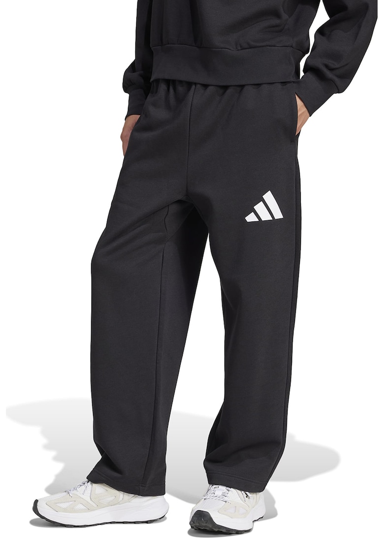 Oferte la Pantaloni de trening relaxed-fit cu logo Essentials - Alb/Negru