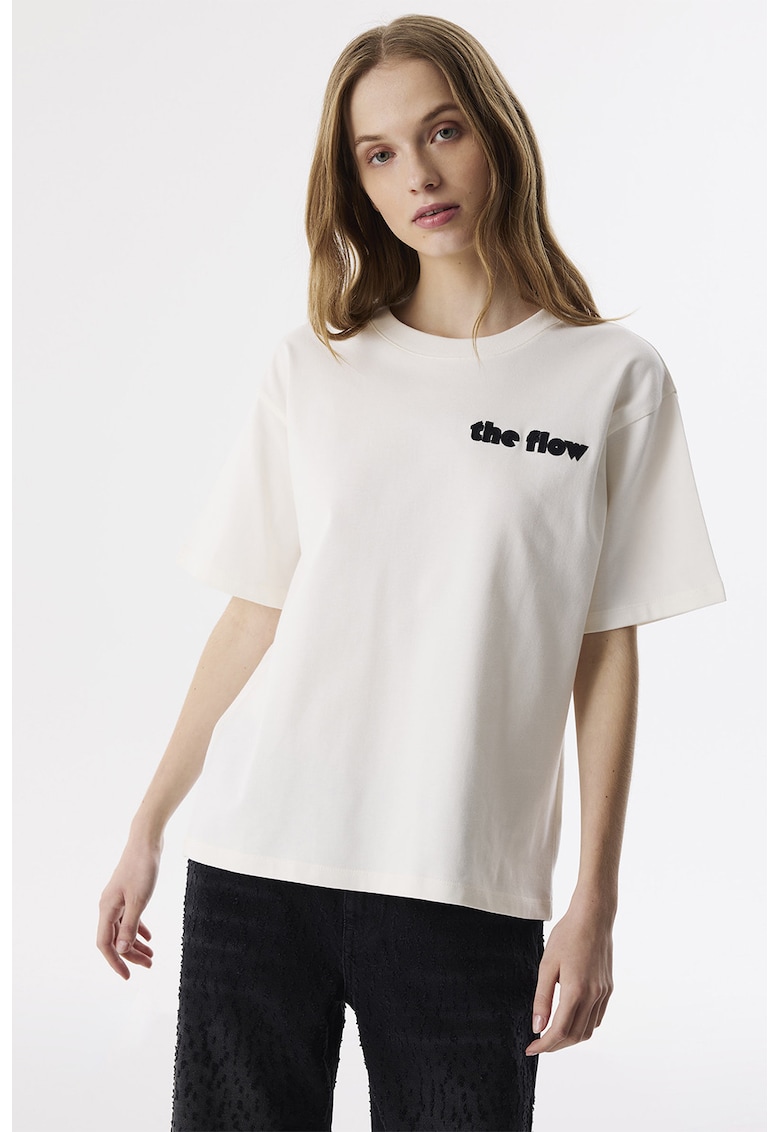 Oferte la Tricou din bumbac cu decolteu la baza gatului si aplicatie text - Alb