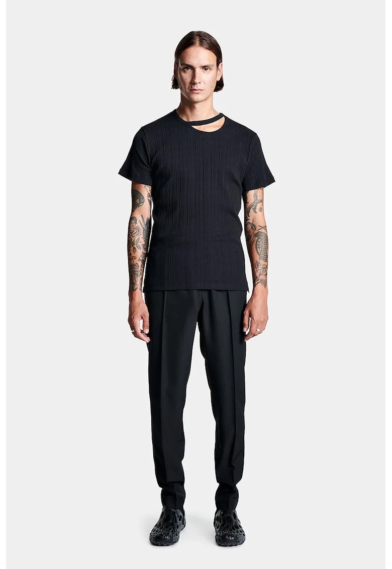 Oferte la Tricou din jerseu alb cu decupaj la baza gâtului - Negru