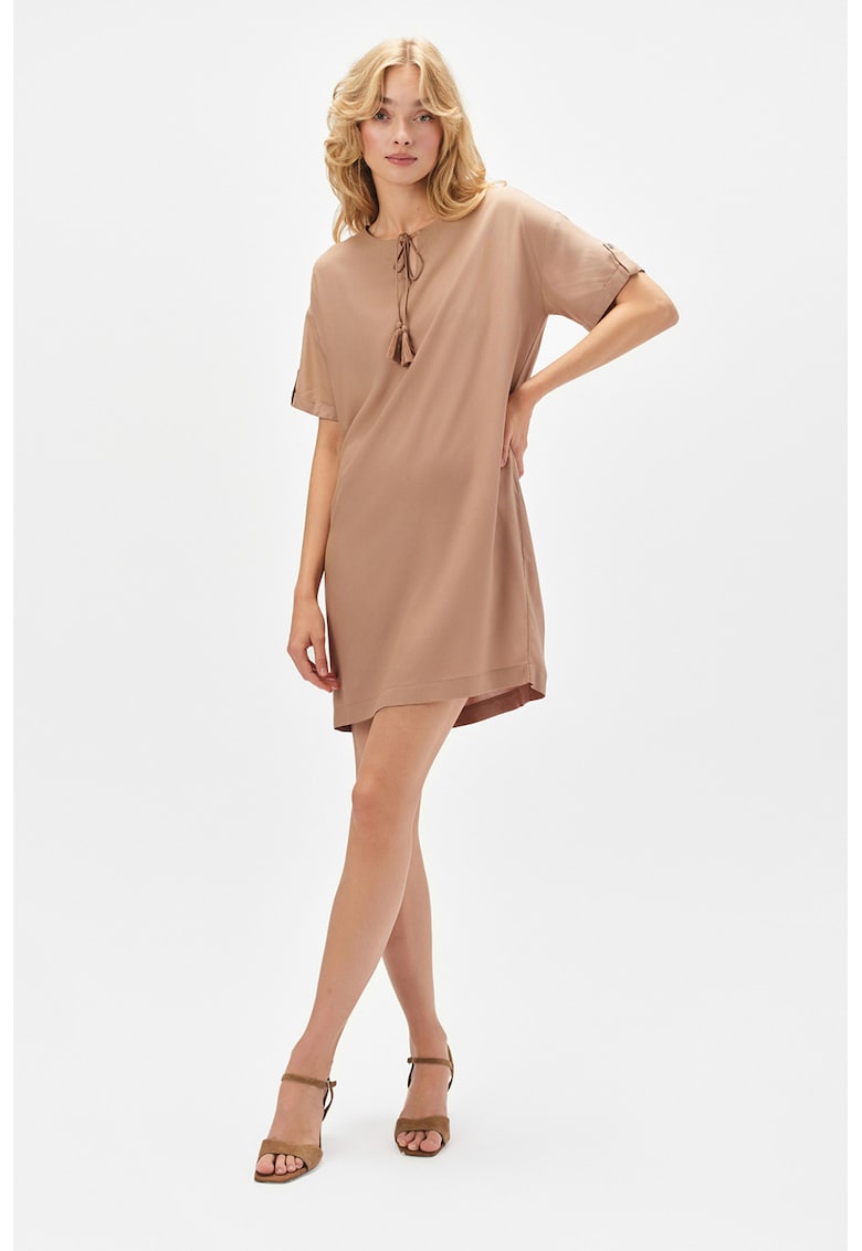Oferte la Rochie mini cu croiala dreapta si slit in V - Maro nisip
