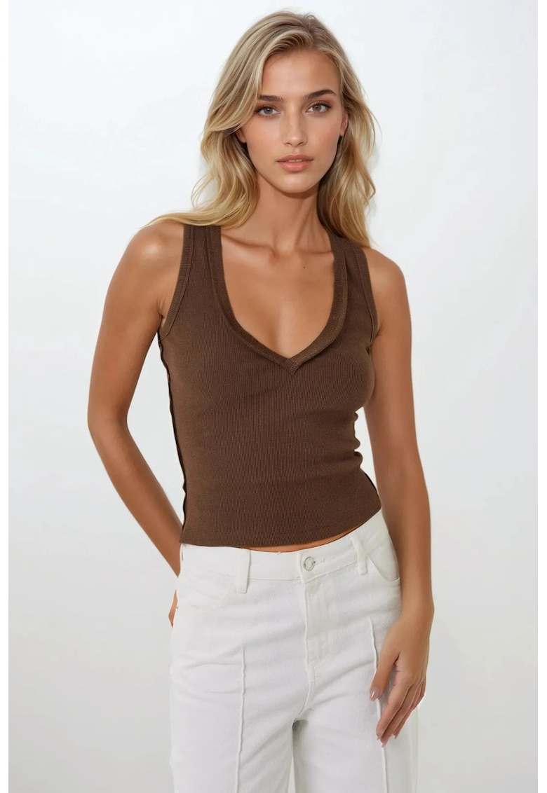 Oferte la Top  -  texturat - decolteu in V - fara maneci - croiala slim - maro - jerseu