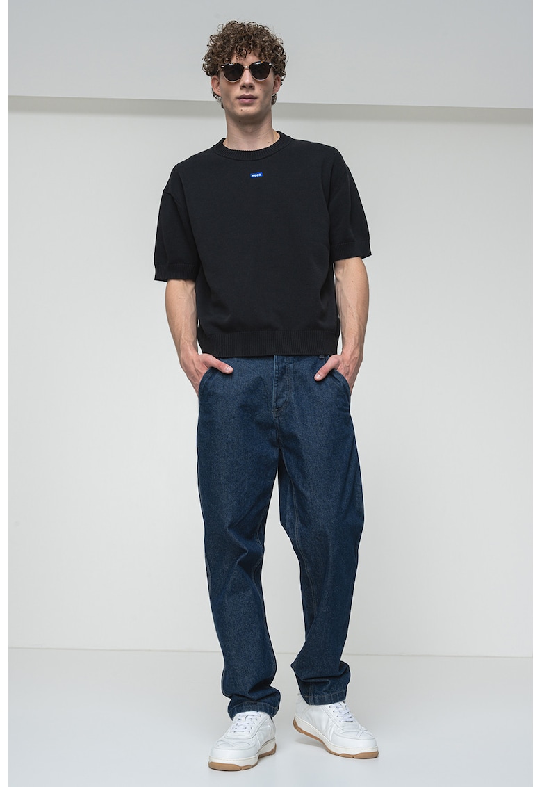 Oferte la Tricou cu logo discret si decolteu la baza gatului - Negru