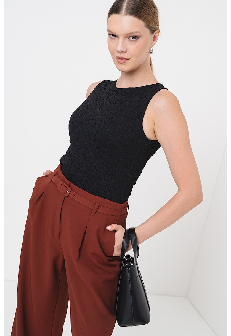 Top elastic cu logo si fermoar pe partea din spate - Negru