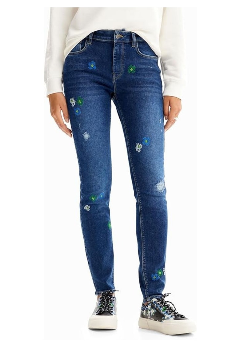Oferte la Blugi slim fit cu broderii -