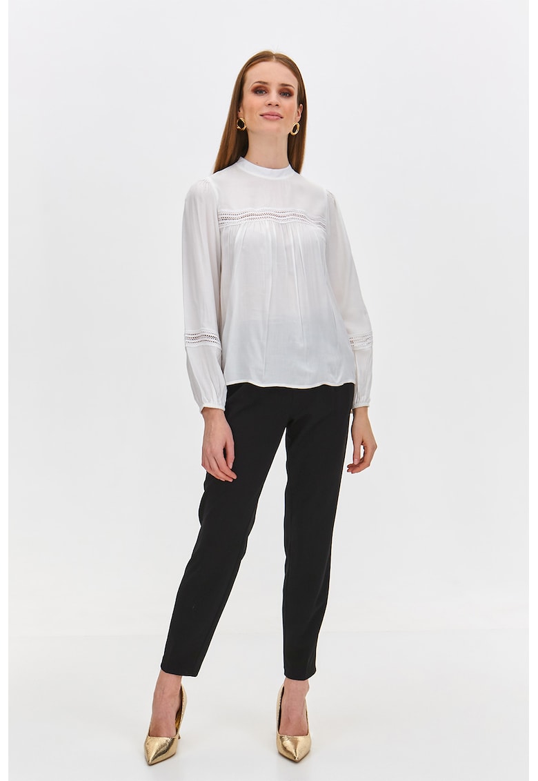 Oferte la Bluza cu model uni si guler scurt - Alb