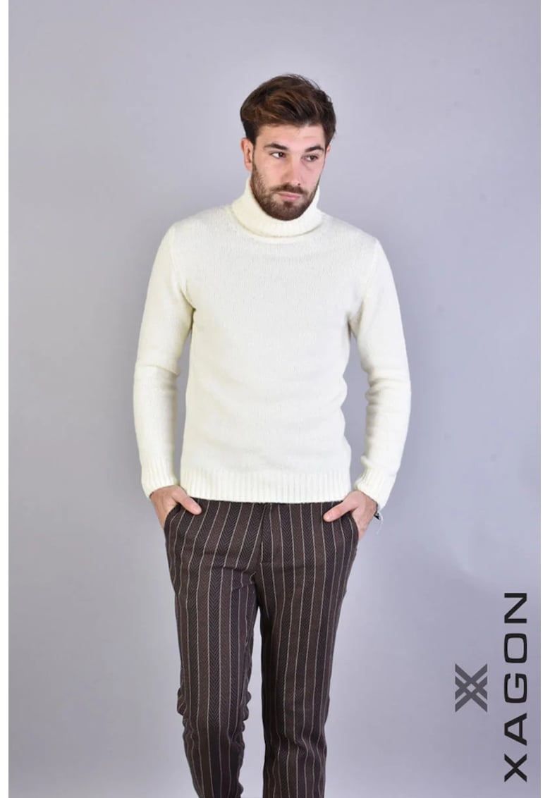 Oferte la Bluza cu guler inalt rulat si croi clasic - Alb
