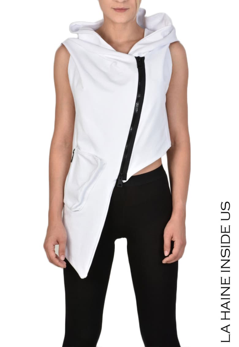 Oferte la Vestă sport cu glugă asimetrică - Alb
