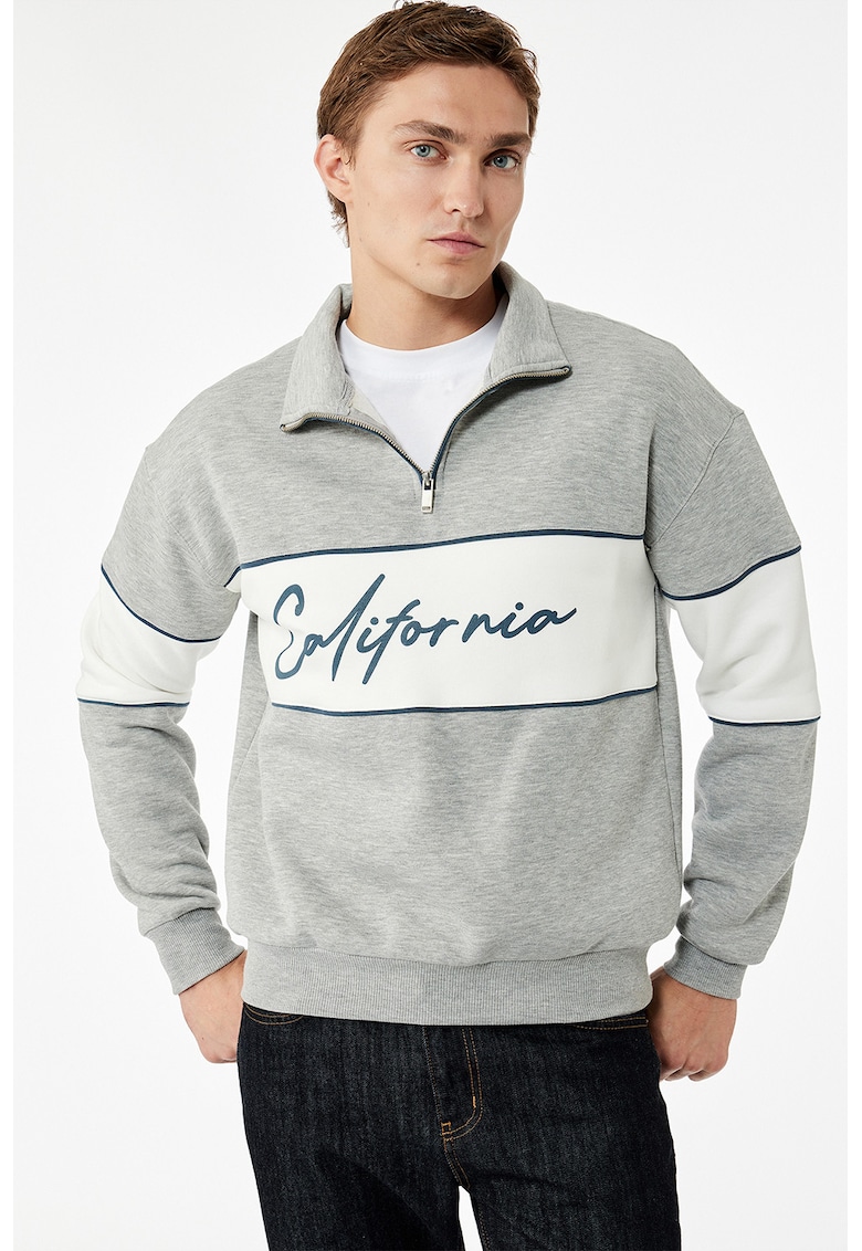 Oferte la Bluza de trening cu decolteu cu fermoar scurt si imprimeu text - Gri melange
