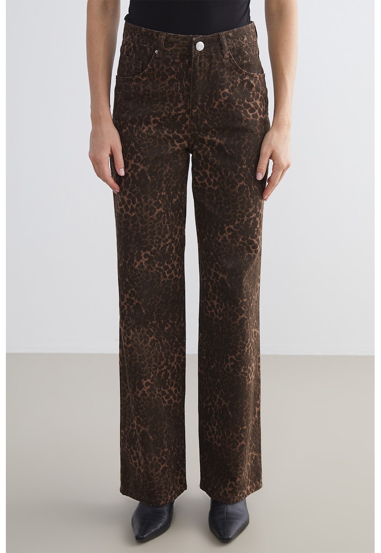 Oferte la Blugi cu croiala dreapta si animal print - Maro
