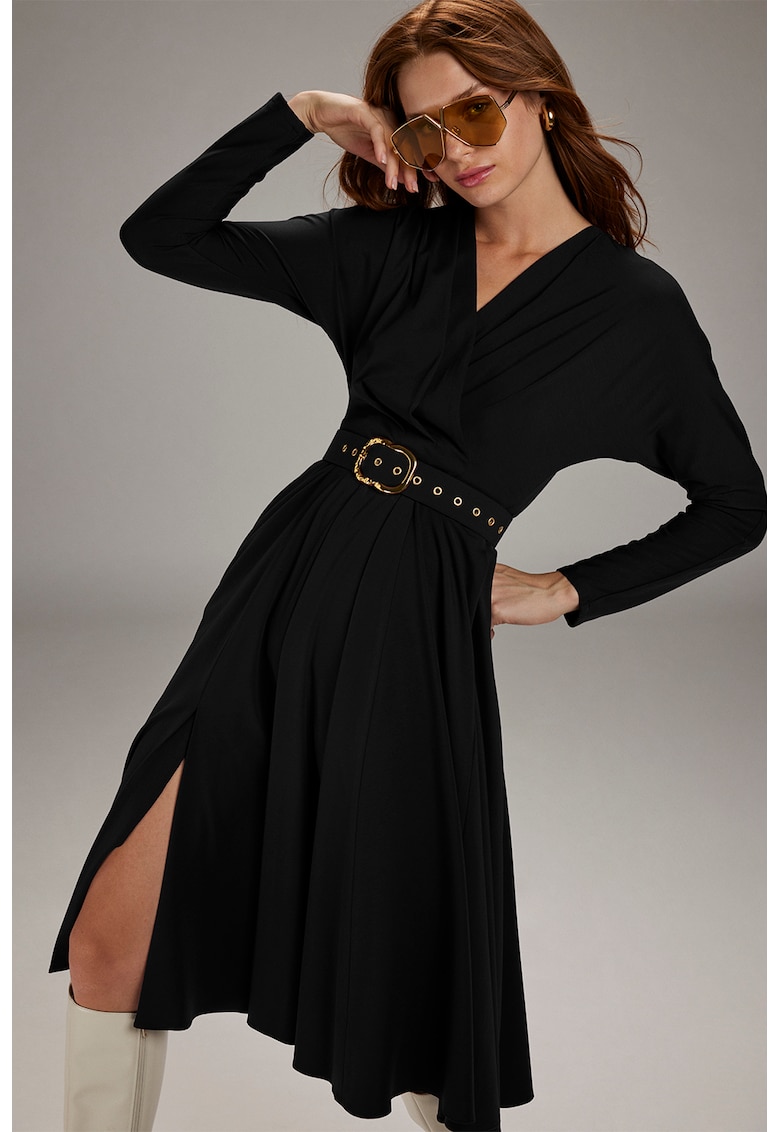 Oferte la Rochie evazata cu o curea si decolteu in V