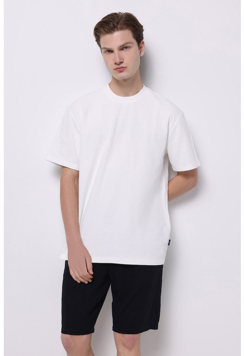 Oferte la Tricou din bumbac cu decolteu la baza gatului si striatii - Alb