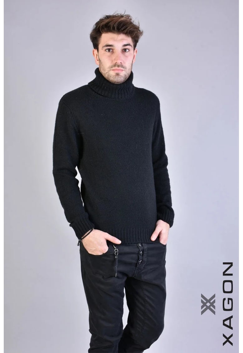 Oferte la Bluza cu guler inalt rulat si croi clasic - Negru