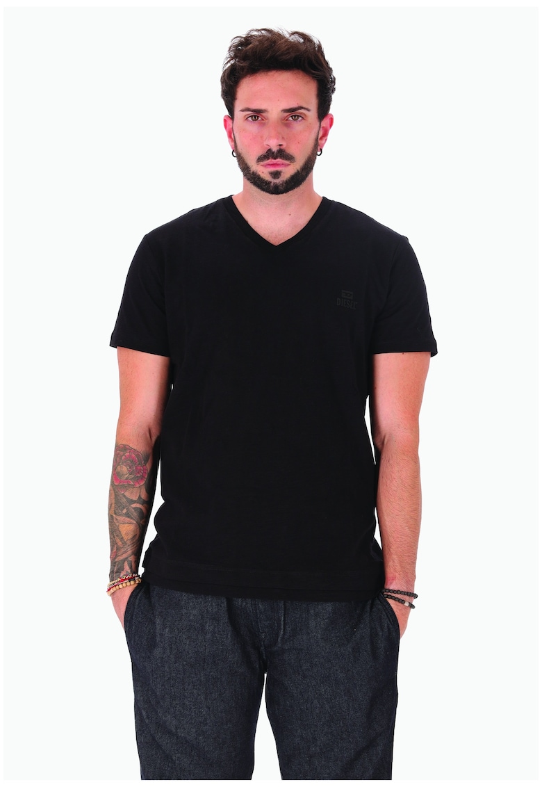 Oferte la Tricou cu decolteu in V si logo discret - Negru