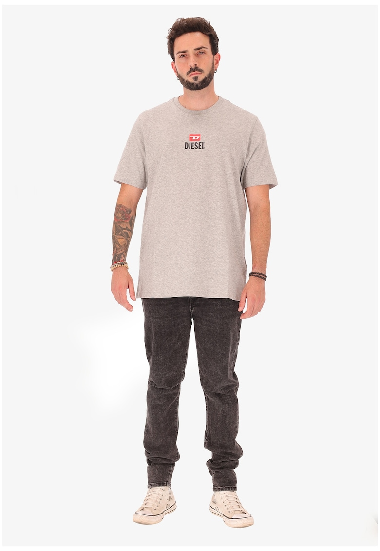 Oferte la Tricou cu decolteu la baza gatului si logo pe piept - Gri