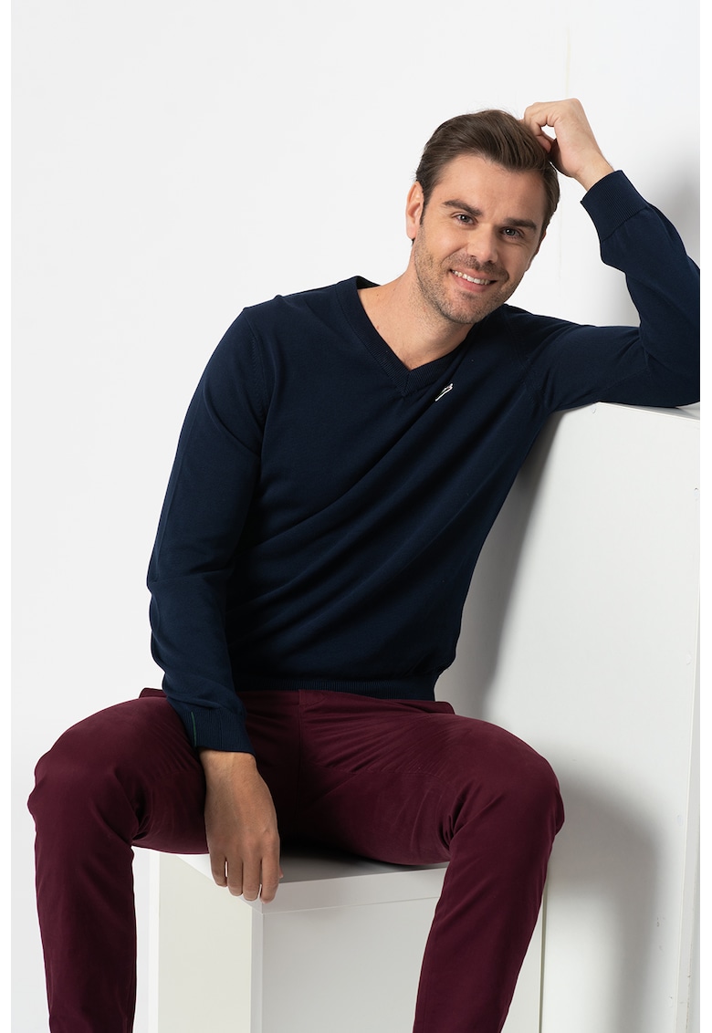 Oferte la Pulover regular fit din bumbac organic cu decolteu in V - Bleumarin