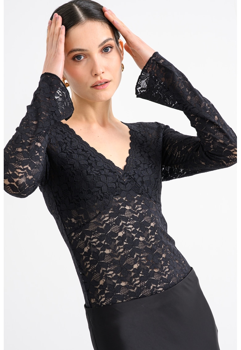 Oferte la Bluza slim fit cu decolteu in V - Negru