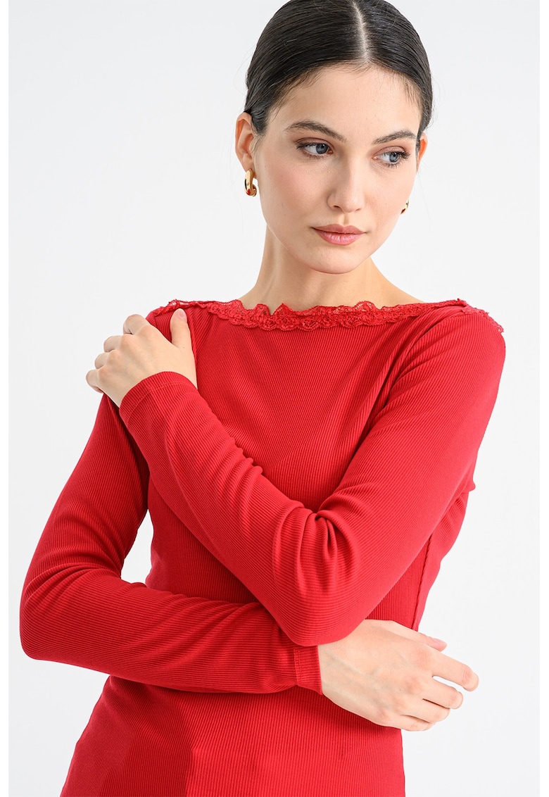 Oferte la Bluza slim-fit cu striatii si decolteu cu garnitura din dantela - Caramiziu