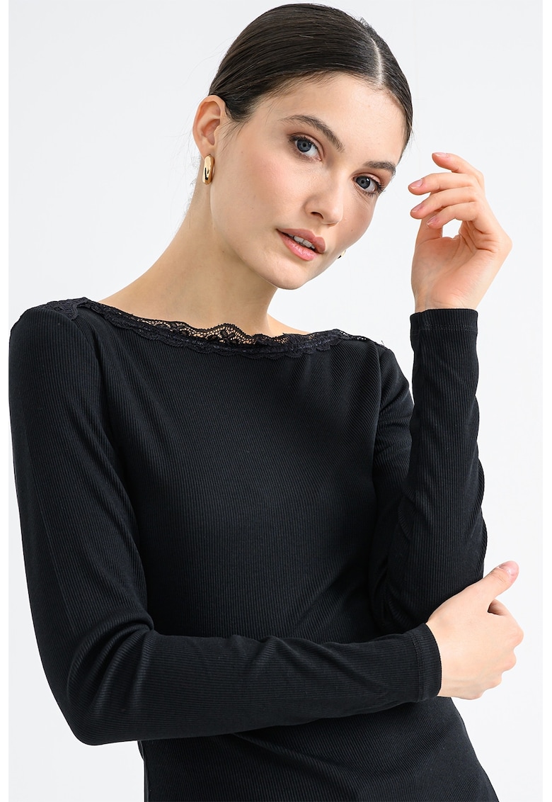 Oferte la Bluza slim-fit cu striatii si decolteu cu garnitura din dantela - Negru