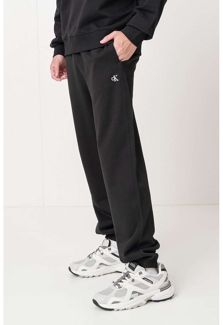 Oferte la Pantaloni de trening relaxed fit cu terminatie elastica - Negru