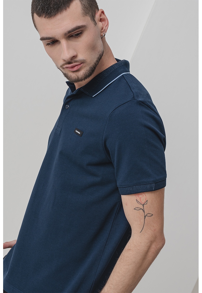 Oferte la Tricou polo din amestec de bumbac organic cu logo discret - Bleumarin