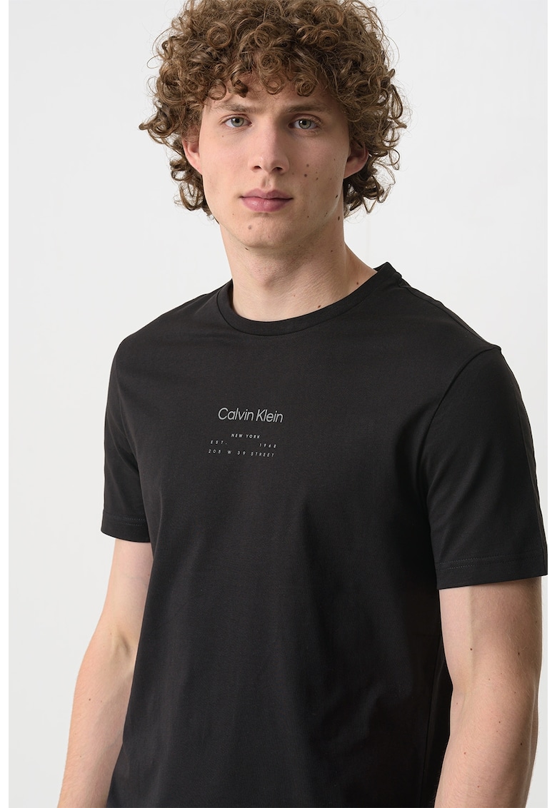 Tricou cu decolteu la baza gatului si imprimeu logo - Negru