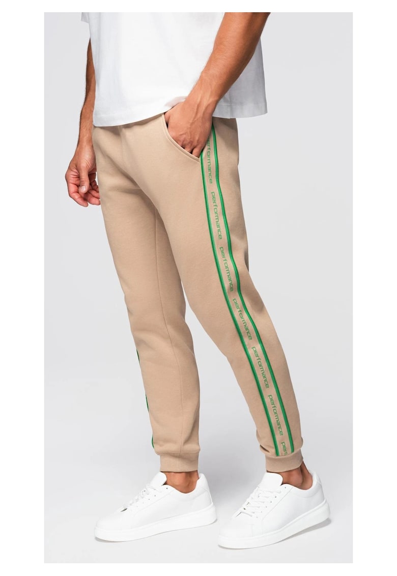Pantaloni sport jogger cu dungi OM-PASK-0284 - Maro