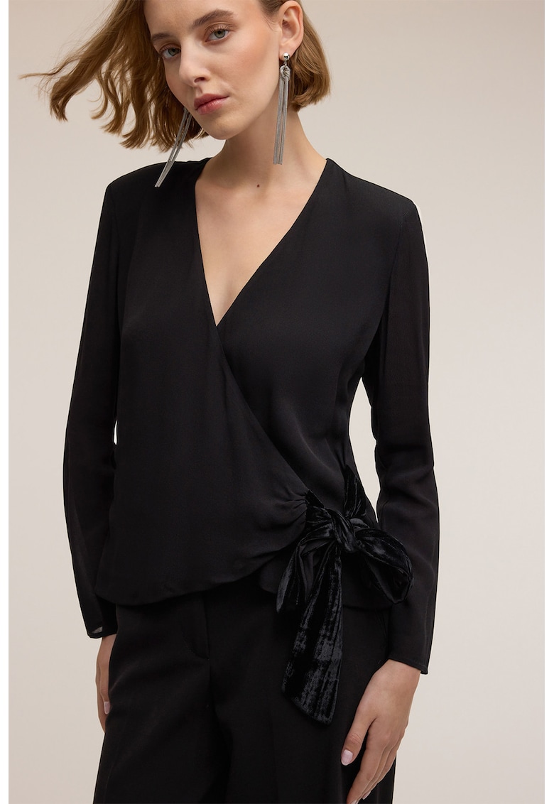 Bluza cu design petrecut si decolteu in V - Negru