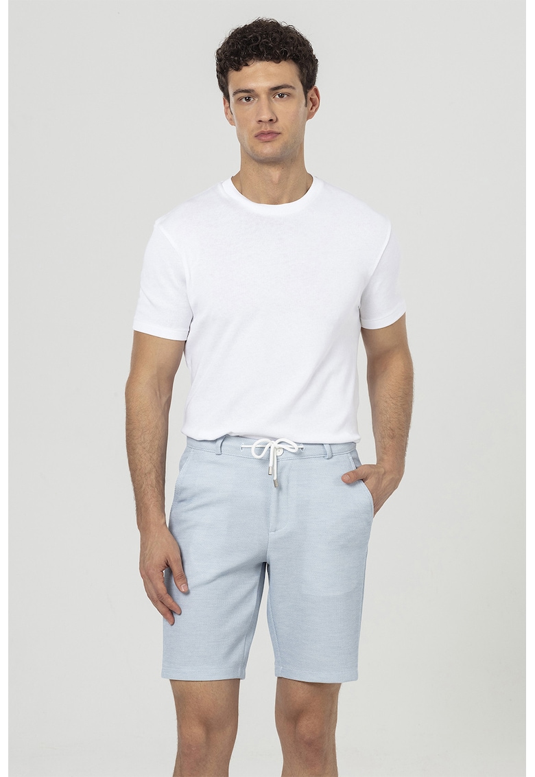 Pantaloni scurti cu model texturat si snur in talie - Albastru deschis